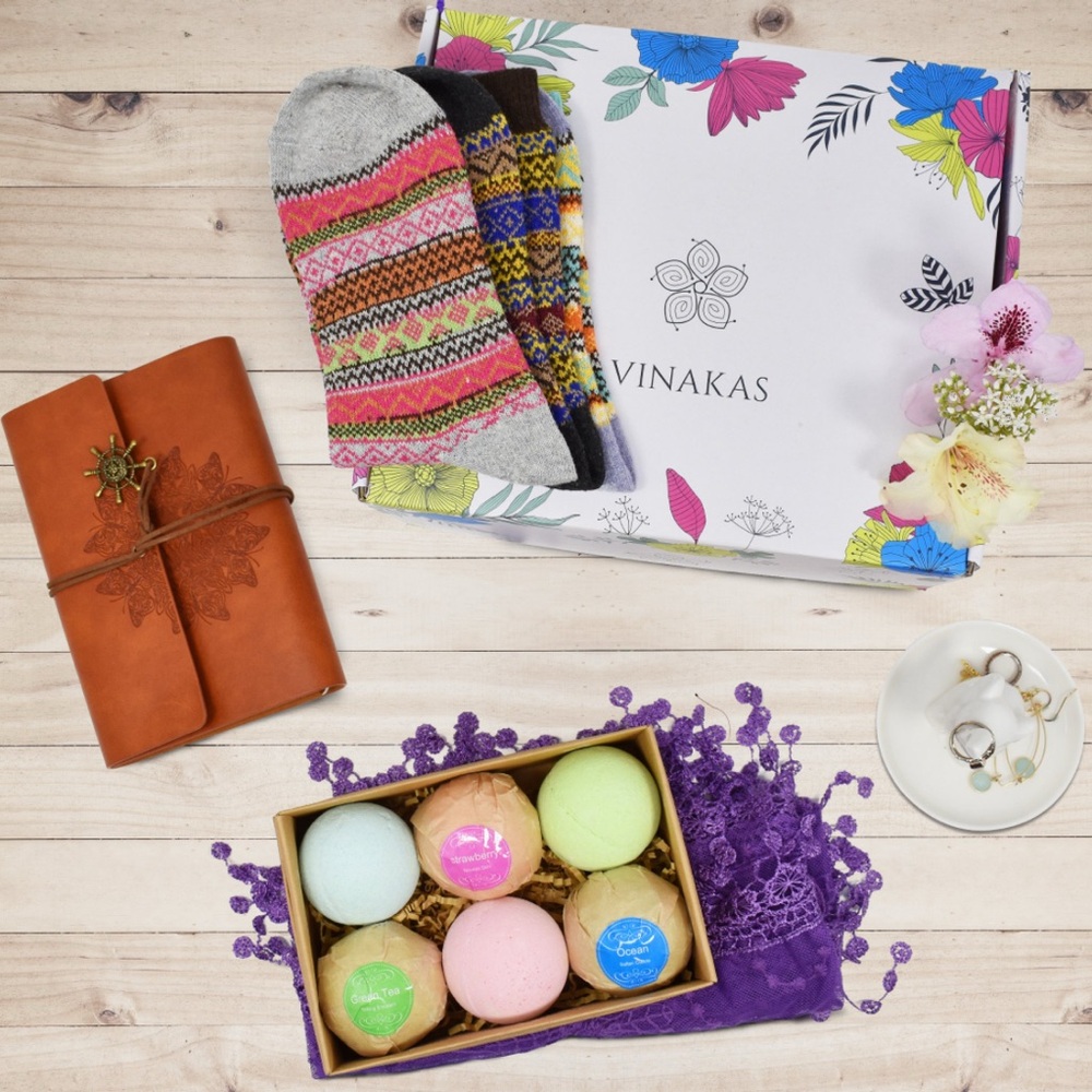 Gift Box bundle with Bath Bombs and Accessories, Ring Holder, socks and scarf🧣. - Picture 2 of 4